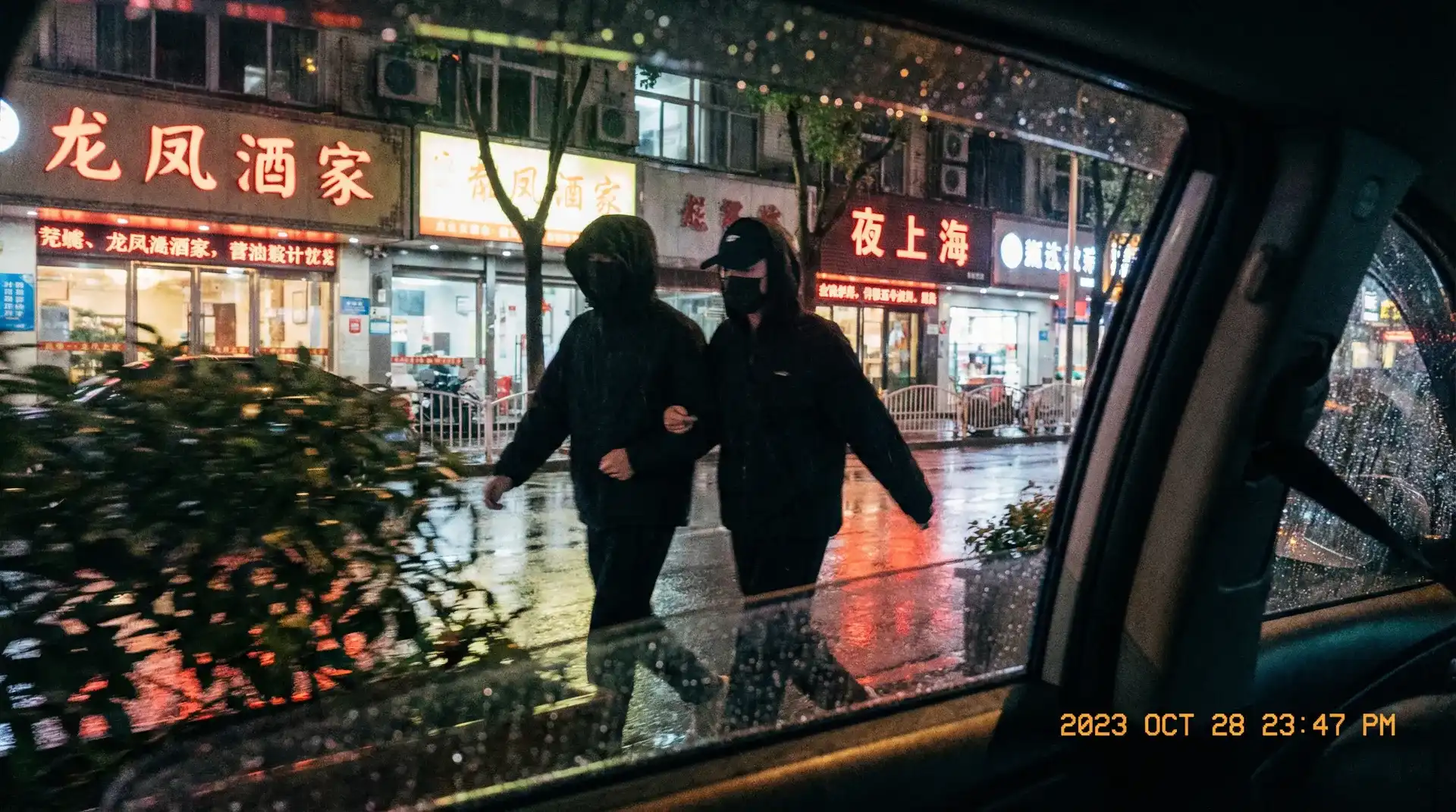 江南娱乐 - 顶流明星深夜密会现场抓拍照片